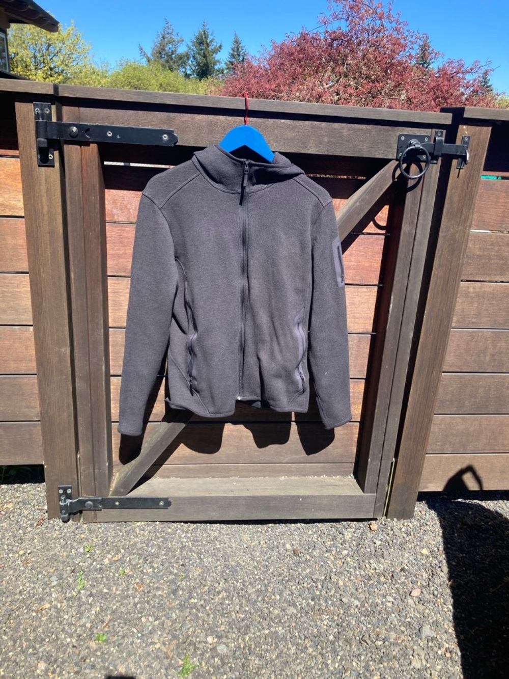 Arc’teryx womens Covert hoodie. Size women’s Large. Very good condition.